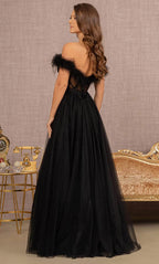 Robe de soirée à épaules dénudées ornée de plumes