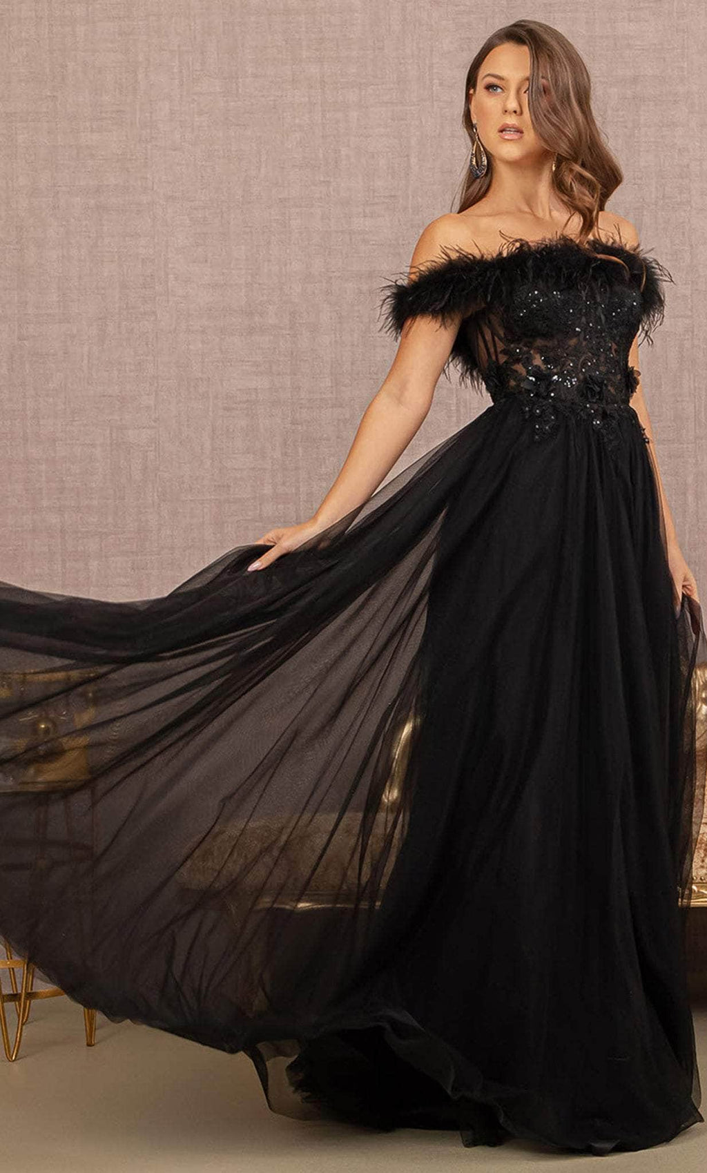 Robe de soirée à épaules dénudées ornée de plumes