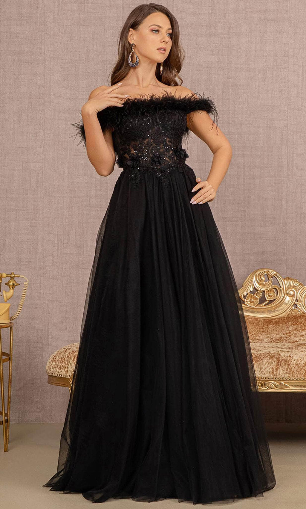 Robe de soirée à épaules dénudées ornée de plumes