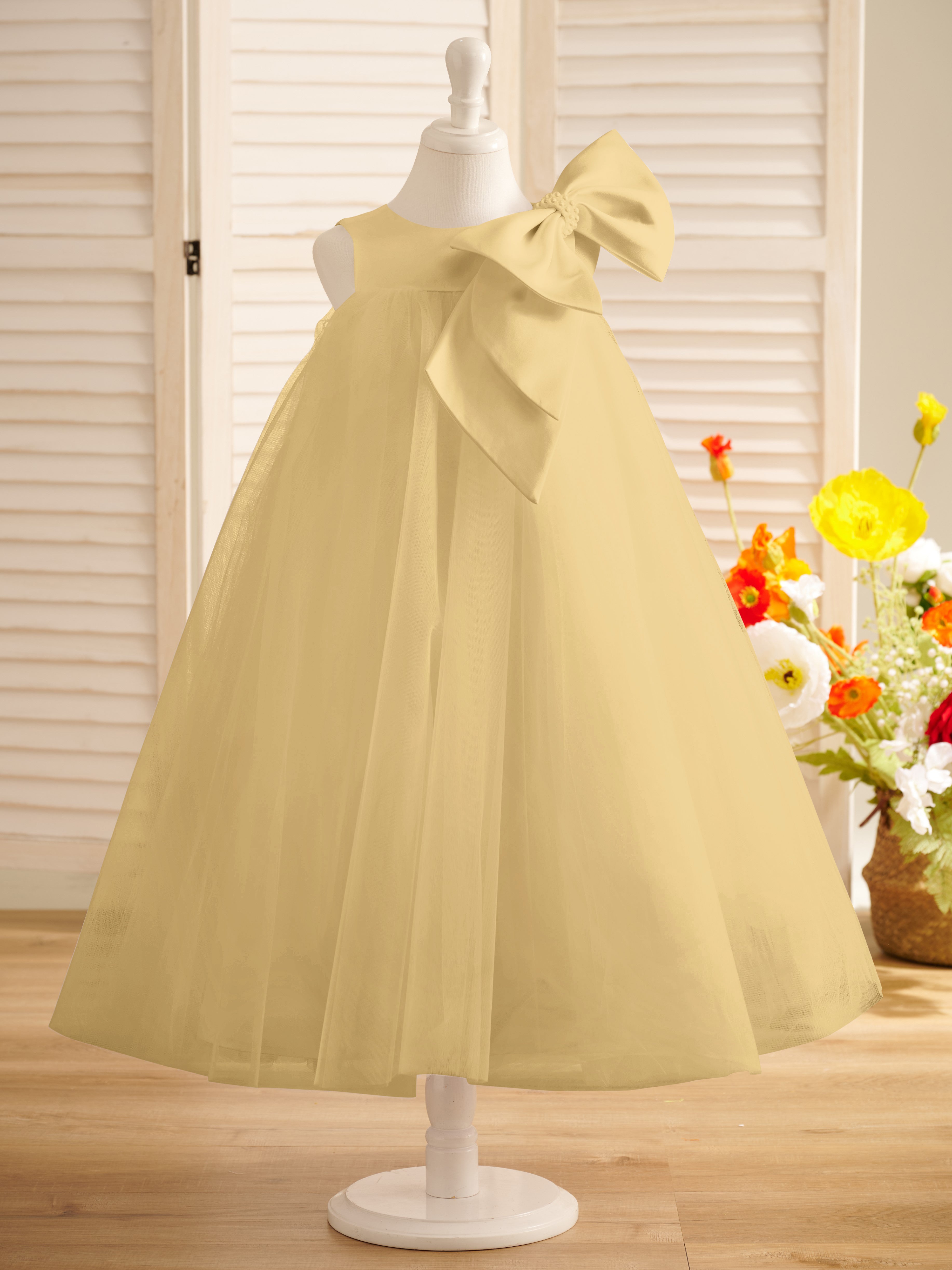 Vestido de niña pequeña de las flores, corte en A, con gran lazo y tul, hasta la rodilla. 