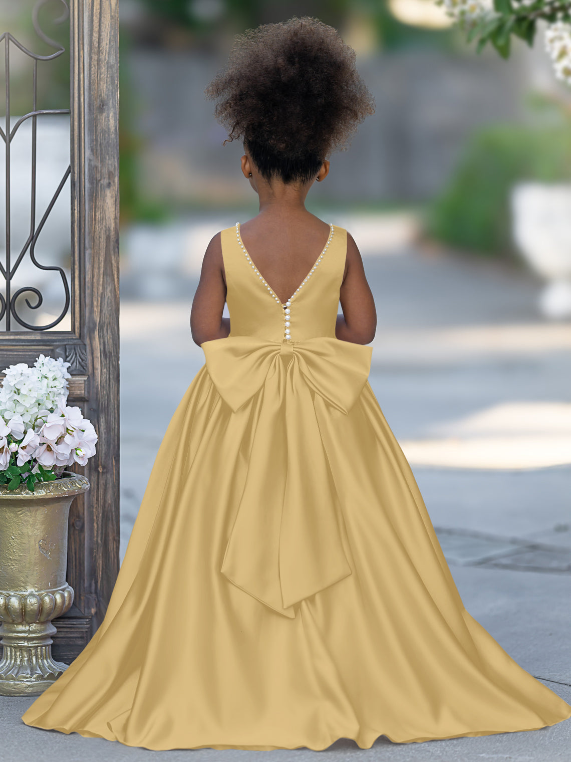 Vestido rosa sin mangas de satén con escote con cuentas y detalle de lazo 