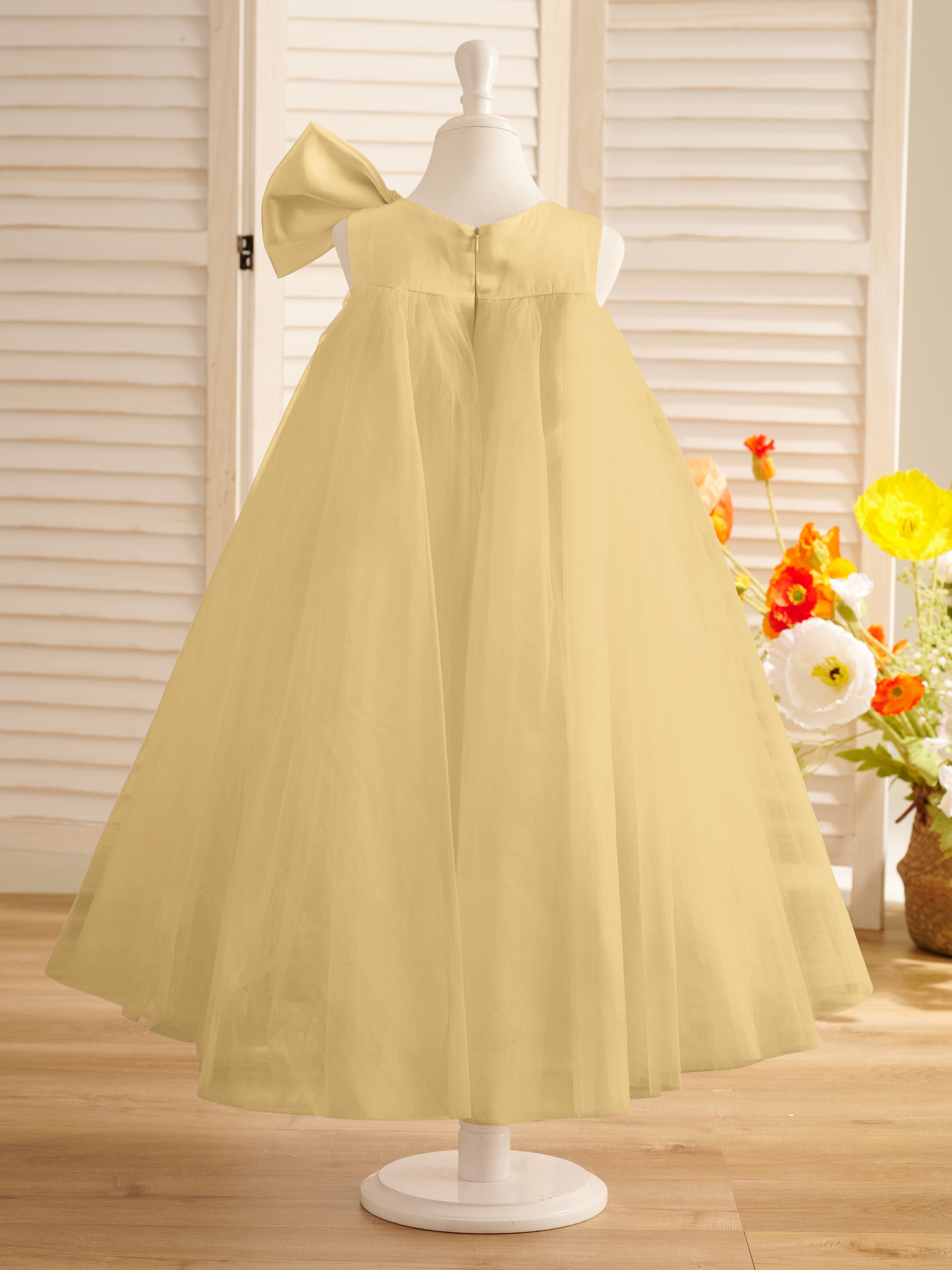 Vestido de niña pequeña de las flores, corte en A, con gran lazo y tul, hasta la rodilla. 