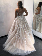 Preciosos vestidos largos de fiesta de corte A, con espalda descubierta de tul y apliques de encaje.