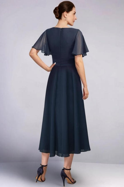 Precioso vestido de corte A para la madre de la novia, de gasa, con escote en V, mangas cortas y volantes.