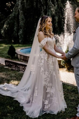 Preciosos vestidos de novia blancos de corte A, con encaje, hombros descubiertos, sin mangas y con volantes.
