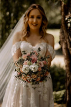 Preciosos vestidos de novia blancos de corte A, con encaje, hombros descubiertos, sin mangas y con volantes.