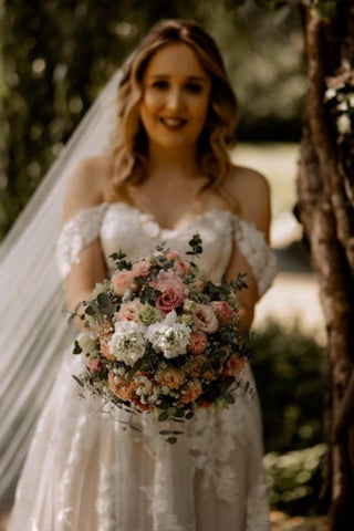 Preciosos vestidos de novia blancos de corte A, con encaje, hombros descubiertos, sin mangas y con volantes.