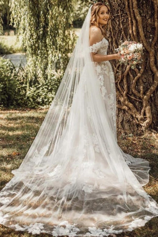 Preciosos vestidos de novia blancos de corte A, con encaje, hombros descubiertos, sin mangas y con volantes.
