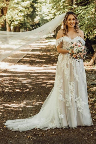 Preciosos vestidos de novia blancos de corte A, con encaje, hombros descubiertos, sin mangas y con volantes.