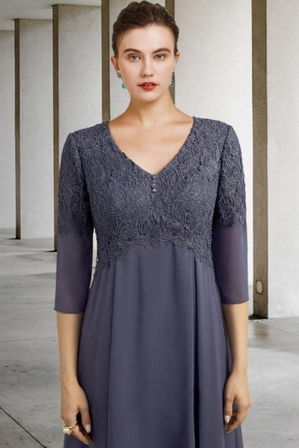 Precioso vestido de corte A para la madre de la novia, con encaje, escote en V, manga tres cuartos y apliques.