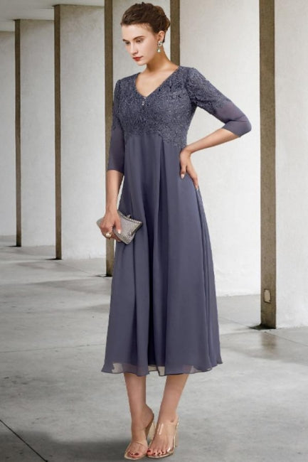 Precioso vestido de corte A para la madre de la novia, con encaje, escote en V, manga tres cuartos y apliques.