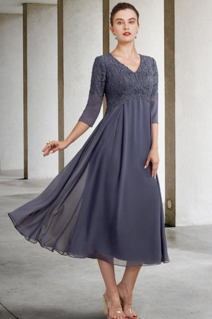 Precioso vestido de corte A para la madre de la novia, con encaje, escote en V, manga tres cuartos y apliques.
