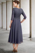 Precioso vestido de corte A para la madre de la novia, con encaje, escote en V, manga tres cuartos y apliques.