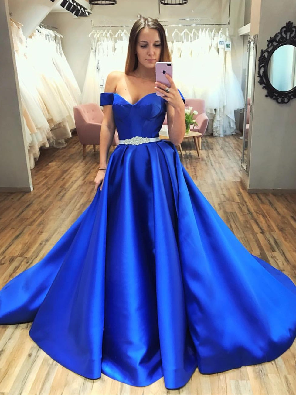 Preciosos vestidos largos de fiesta de satén azul real con escote en A y hombros descubiertos.