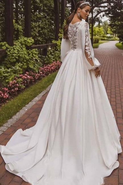 Magnifique robe de mariée blanche en satin, coupe trapèze, manches longues et appliques