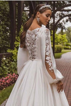 Magnifique robe de mariée blanche en satin, coupe trapèze, manches longues et appliques