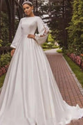 Magnifique robe de mariée blanche en satin, coupe trapèze, manches longues et appliques