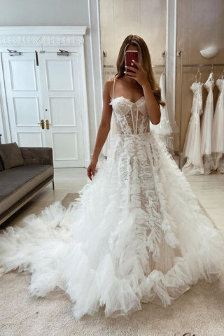Precioso vestido de novia de corte A con tirantes finos, apliques y cola