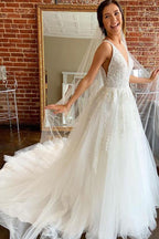 Precioso vestido de novia de tul corte A con escote en V y espalda descubierta con apliques WD514