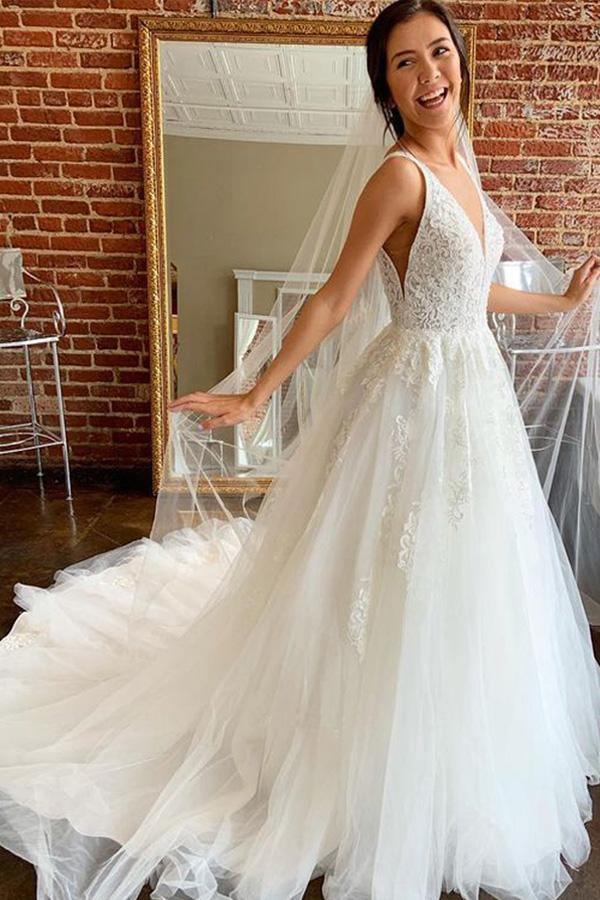 Precioso vestido de novia de tul corte A con escote en V y espalda descubierta con apliques WD514