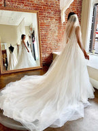 Precioso vestido de novia de tul corte A con escote en V y espalda descubierta con apliques WD514