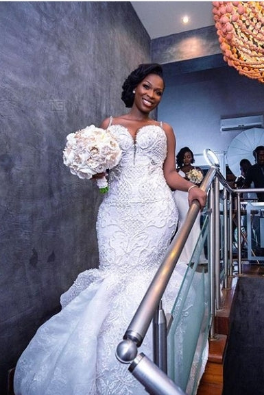 Precioso vestido de novia de sirena con escote corazón, encaje con cuentas, tirantes finos y apliques.