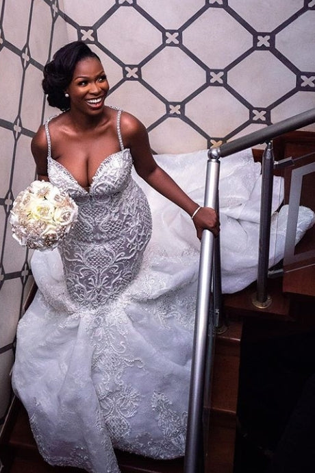 Precioso vestido de novia de sirena con escote corazón, encaje con cuentas, tirantes finos y apliques.
