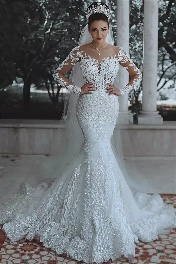 Magnifique robe de mariée sirène en dentelle perlée, manches en tulle transparent et appliques.