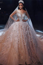 Magnifique robe de mariée princesse à manches longues et col transparent, ornée de perles et de fleurs.