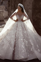 Magnifique robe de mariée princesse à manches longues et col transparent, ornée de perles et de fleurs.