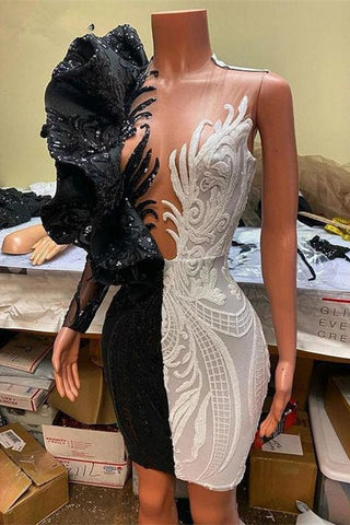 Preciosos vestidos de fiesta cortos de columna con apliques de encaje y escote en V bicolor.