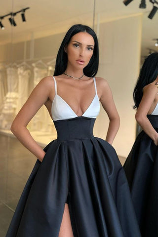 Precioso vestido de graduación blanco y negro con abertura larga y tirantes finos