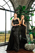 Precioso vestido de fiesta negro de sirena con lentejuelas y abertura, tirantes finos y lentejuelas.