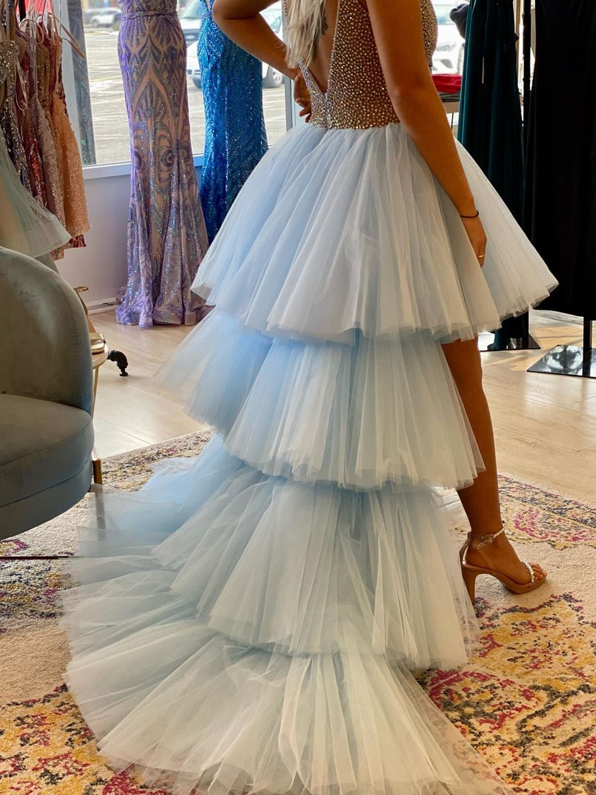 Magnifique robe de bal bleue asymétrique en tulle perlé, col V et traîne, coupe trapèze, décolleté en V.