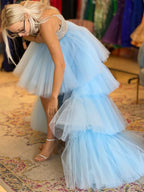 Magnifique robe de bal bleue asymétrique en tulle perlé, col V et traîne, coupe trapèze, décolleté en V.
