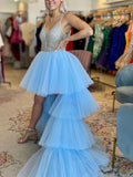 Magnifique robe de bal bleue asymétrique en tulle perlé, col V et traîne, coupe trapèze, décolleté en V.