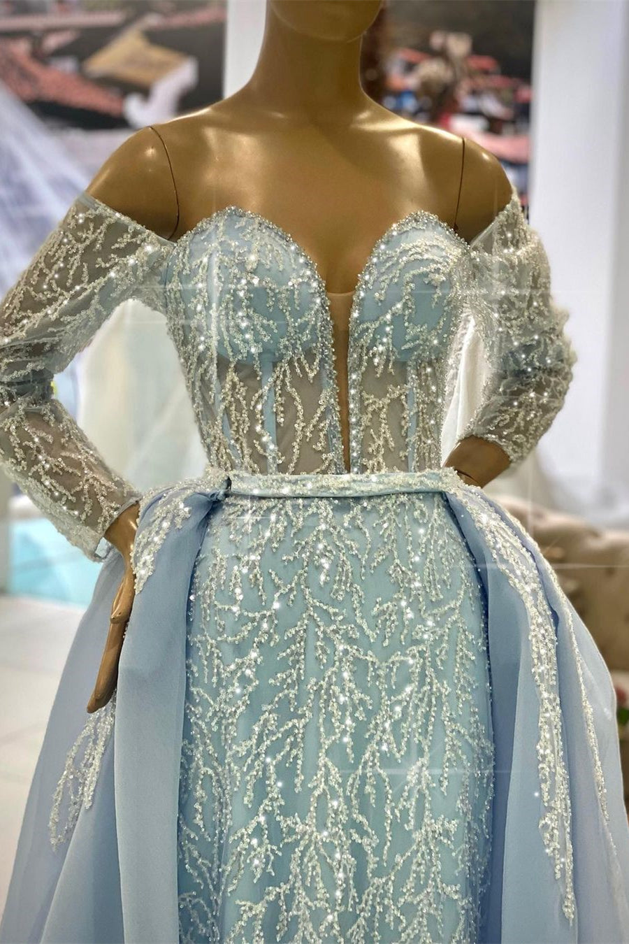 Precioso vestido de graduación azul con hombros descubiertos, mangas largas, corte en A y detalles de cuentas