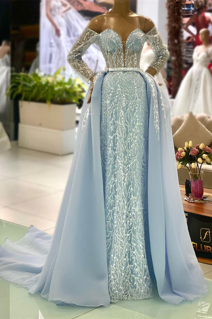 Precioso vestido de graduación azul con hombros descubiertos, mangas largas, corte en A y detalles de cuentas