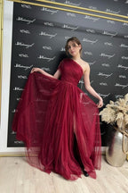 Precioso vestido de noche largo burdeos con lentejuelas, corte en A, un solo hombro, sin mangas y abertura.
