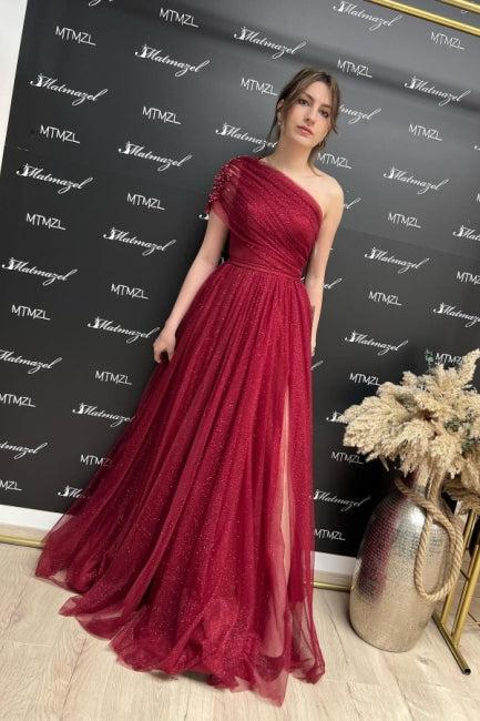 Precioso vestido de noche largo burdeos con lentejuelas, corte en A, un solo hombro, sin mangas y abertura.