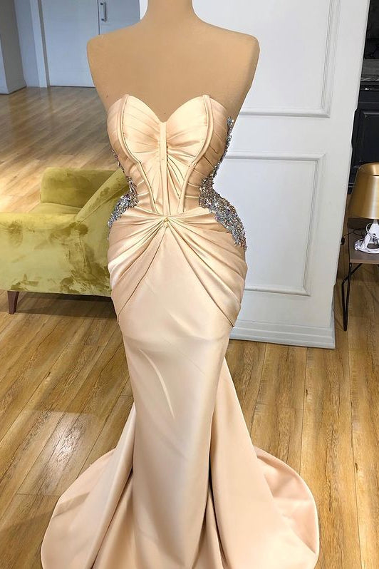 Magnifique robe de bal longue sirène couleur champagne ornée de cristaux et décolleté cœur