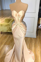 Magnifique robe de bal longue sirène couleur champagne ornée de cristaux et décolleté cœur