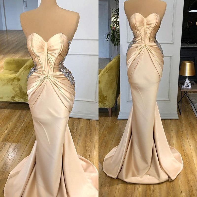 Magnifique robe de bal longue sirène couleur champagne ornée de cristaux et décolleté cœur