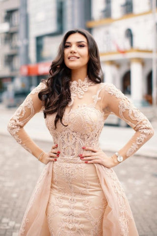 Superbe robe de bal en dentelle à col haut et manches longues avec traîne à appliques
