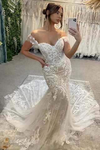 Precioso vestido de novia blanco sin mangas, de encaje, con hombros descubiertos, escote columna y cola con apliques.