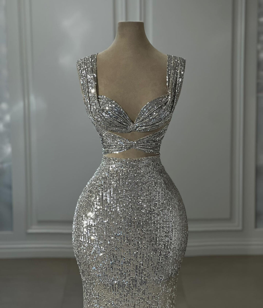 Superbe robe de bal argentée sans manches à épaules dénudées et paillettes