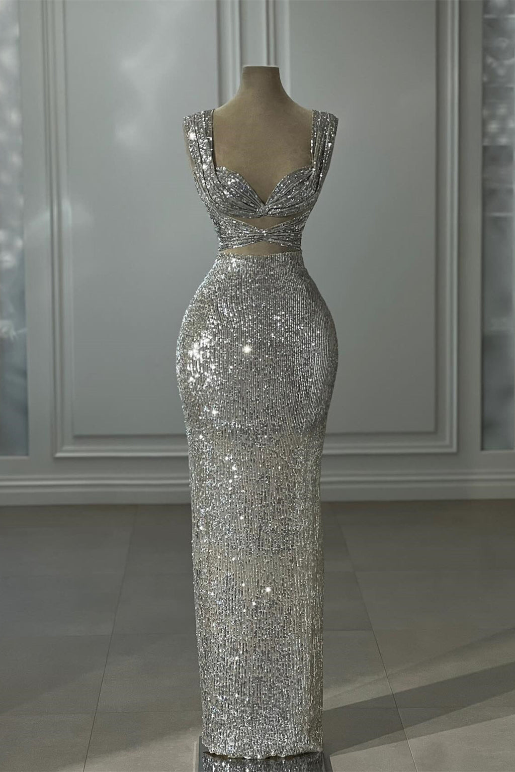 Superbe robe de bal argentée sans manches à épaules dénudées et paillettes