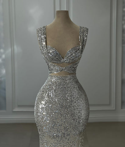 Superbe robe de bal argentée sans manches à épaules dénudées et paillettes