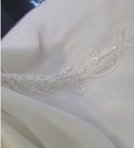Robe de mariée sirène ornée de magnifiques cristaux, épaules dénudées et appliques - Vêtements de mariée