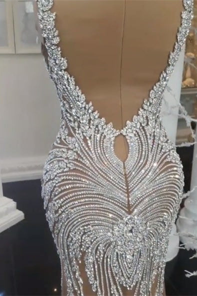 Robe de mariée sirène ornée de cristaux, col en V, dos nu, couleur champagne.